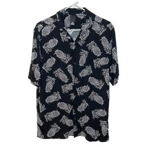 H&M Men’s Black and White Pineapple Button Up Shirt

-Large
-Regular Fit